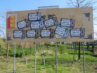 829777 Afbeelding van een verkiezingsbord van de gemeente Utrecht aan de Oudenoord bij het Noordse Park te Utrecht, met ...
